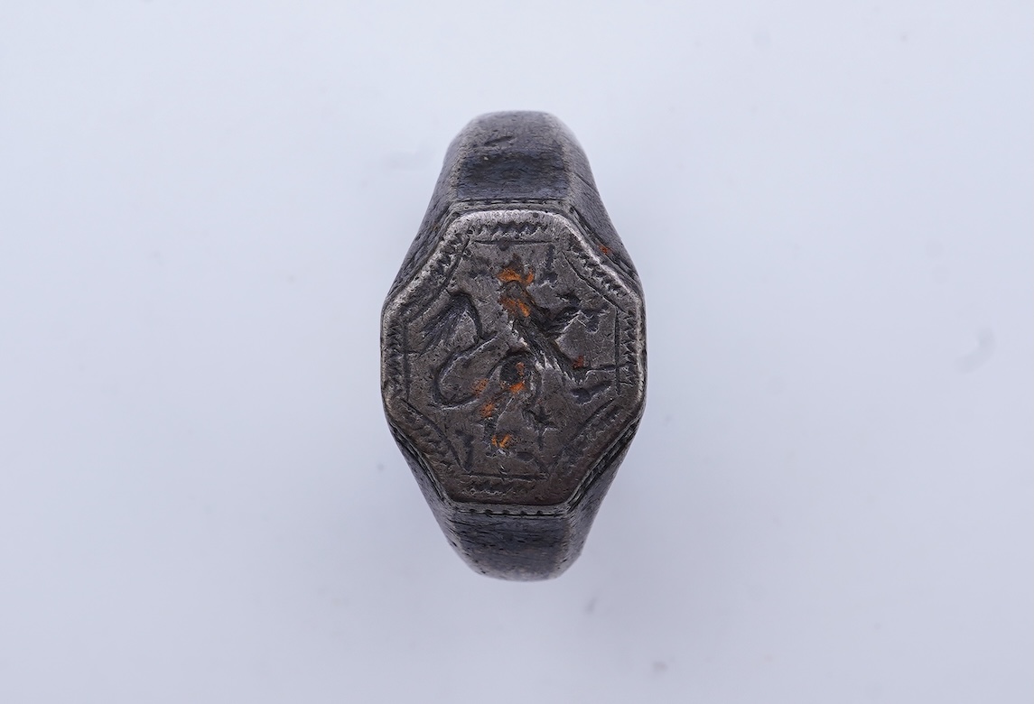 A heraldic signet ring, England, 15th/16th century